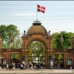 ---TIL FRI REDAKTIONEL AFBENYTTELSE---MŒ ikke bruges kommercielt uden tilladelse fra Tivoli.Hovedindgang 2002.Foto: Henrik Petit/EKKO