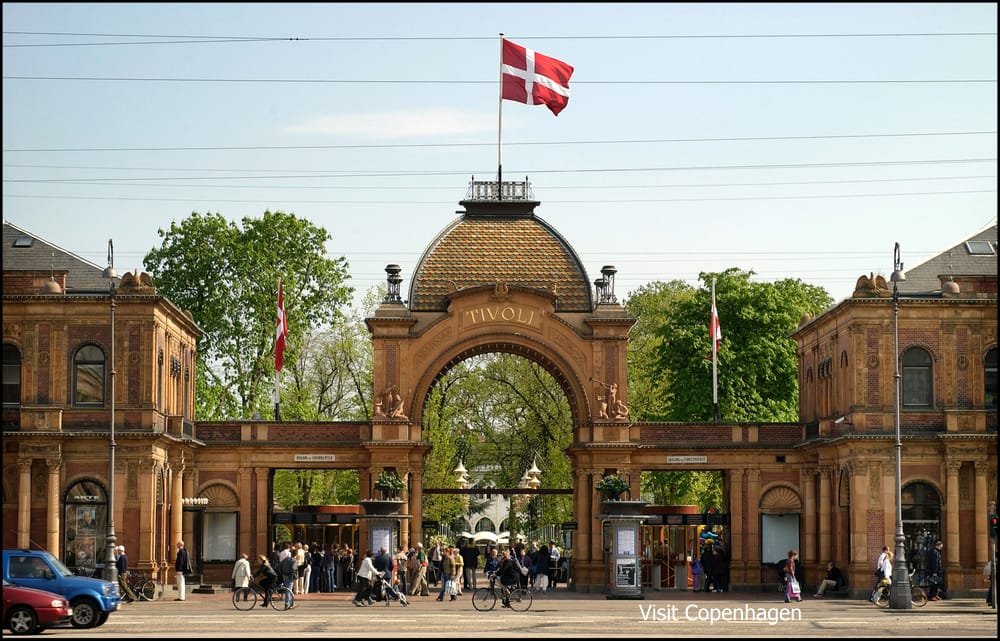 ---TIL FRI REDAKTIONEL AFBENYTTELSE---MŒ ikke bruges kommercielt uden tilladelse fra Tivoli.Hovedindgang 2002.Foto: Henrik Petit/EKKO